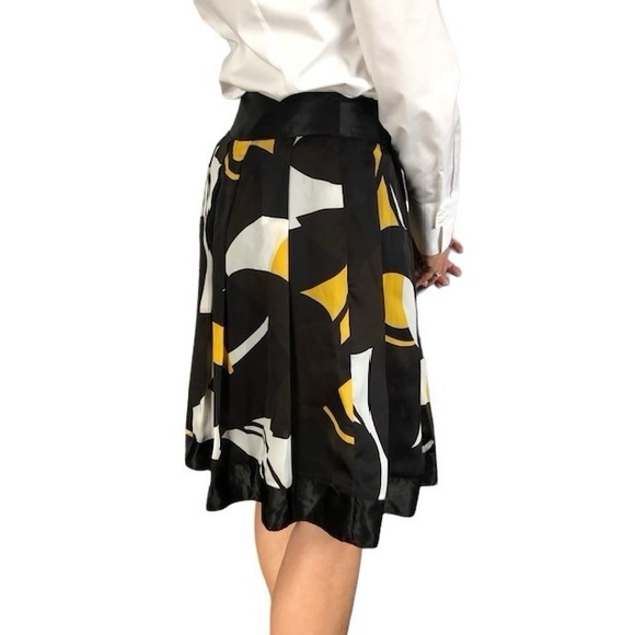 Nygard black gold & white silky flat pleated skirt size 6 100% polyester - Picture 4 of 6